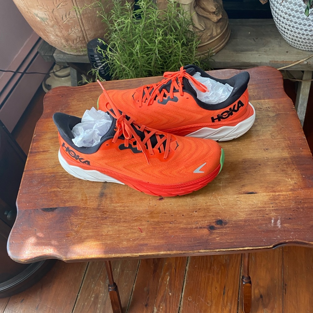 MENS HOKA ARAHI RUNNING SHOES SIZE 9D EUC